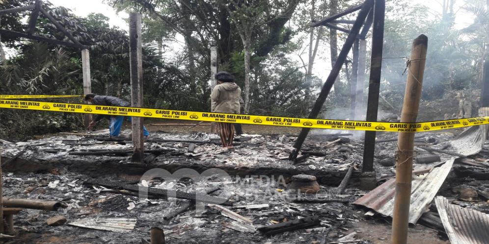 Diduga Karena Lampu Minyak Rumah Ketut Buda Terbakar