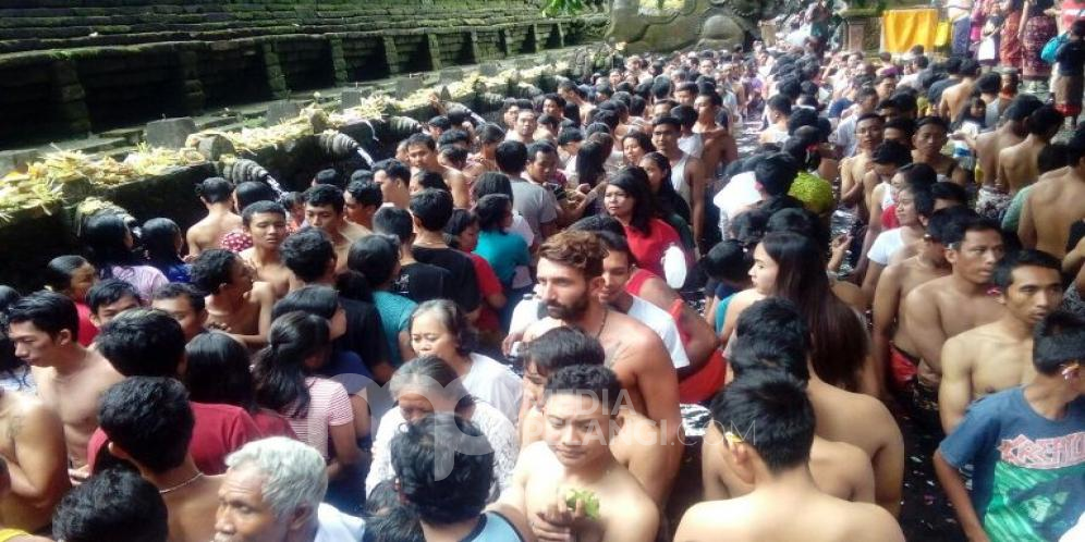 Rerahinan Banyu Pinaruh Ribuan Pemedek Melakukan Prosesi Pengelukatan di Tirta Empul