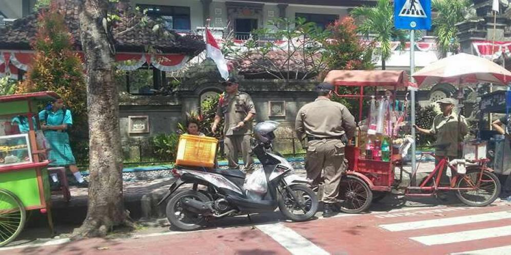 Satpol PP Tabanan Tertibkan PKL di Jalan Arjuna