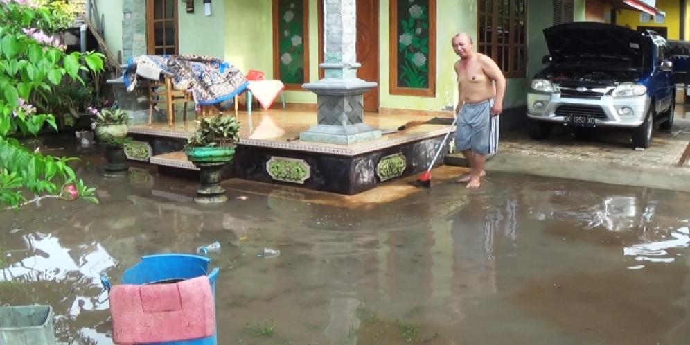 Banjir Desa Kaliakah Mulai Surut,Sebagian Warga Mulai Membersihkan Rumah dan Perabotan