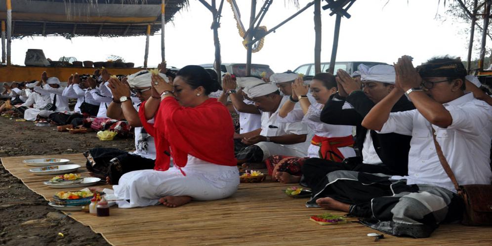 Bupati Eka Sembahyang Bersama di Pura Penataran Agung Catur Parahyangan Ratu Pasek