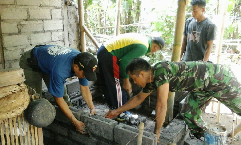 Babinsa Koramil 01/ Klungkung Bangun Jamban bagi Warga