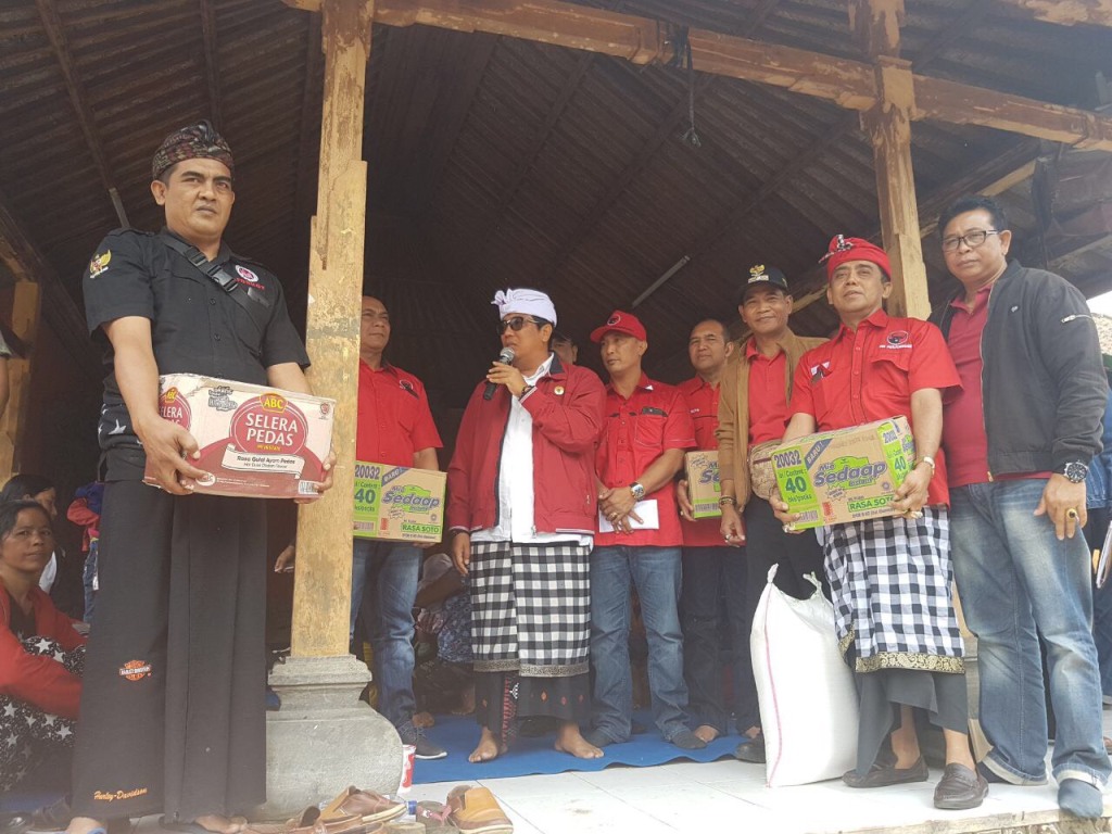 DPC PDIP Tabanan Sumbang Sembako dan Uang Untuk Pengungsi  Gunung Agung