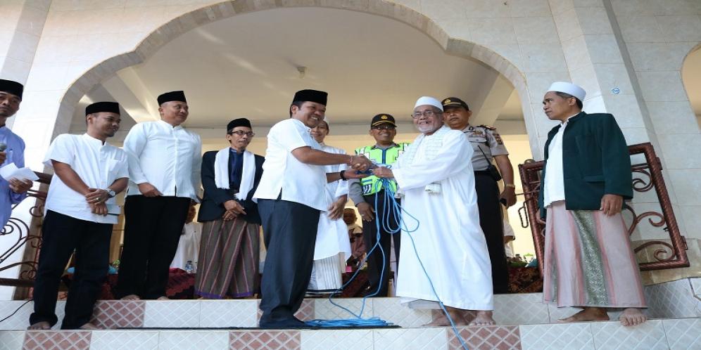 Idul Adha, Wakil Bupati Sedana Arta Serahkan 1 Ekor Sapi Kurban