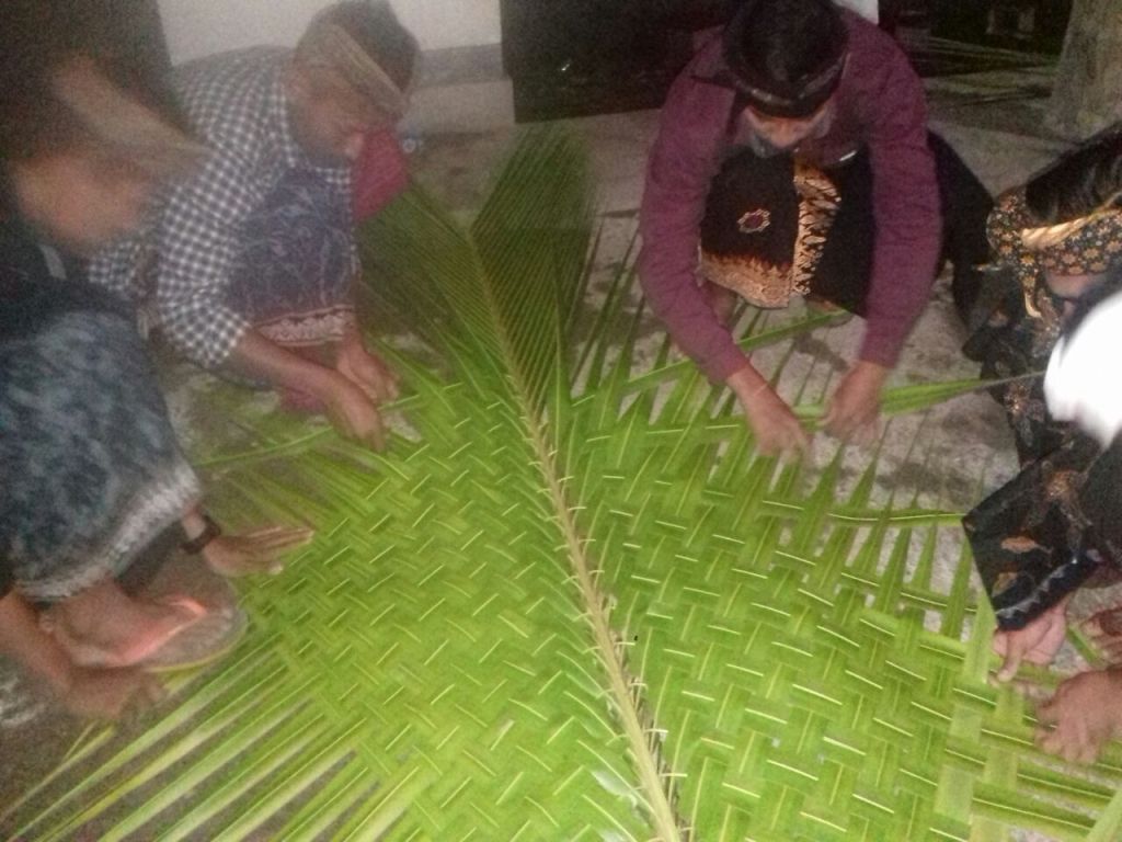 Jaga Tradisi dan Persatuan, Dua kelompok Pemuda Berlomba Buat Anyaman Daun Kelapa