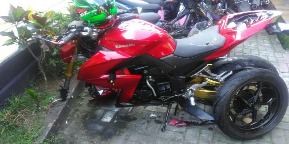 Nyalip, Pick Up Avansa Tabrak Ninja Di Gitgit