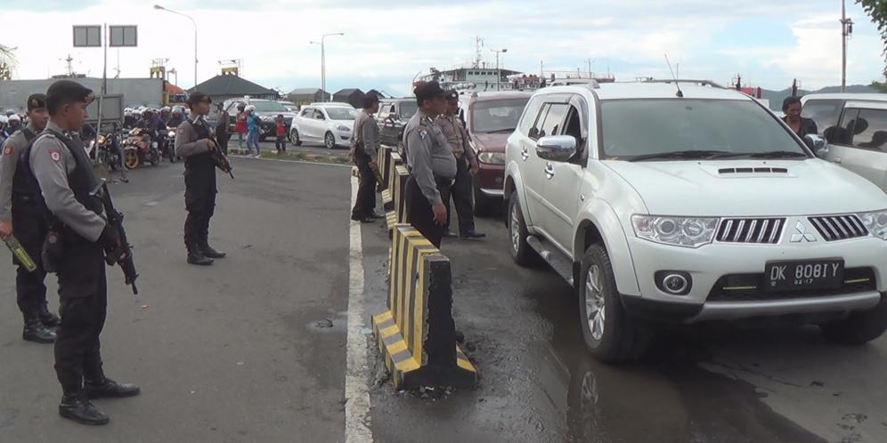 Pasca Penemuan Bom Bekasi Puluhan Personil Kepolisian Jaga Ketat Pelabuhan Gilimanuk dengan Senjata Lengkap