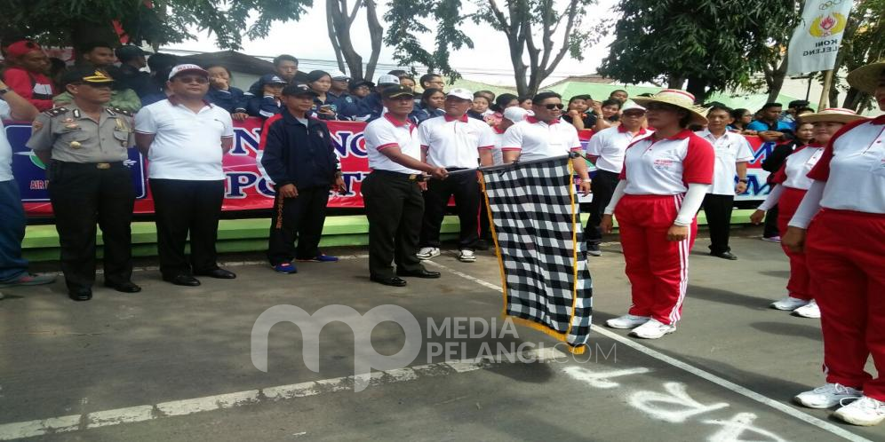 Personil Gabungan Polres Buleleng dan Polsek Singaraja Amankan Gerak Jalan 17 KM Dewasa Putri