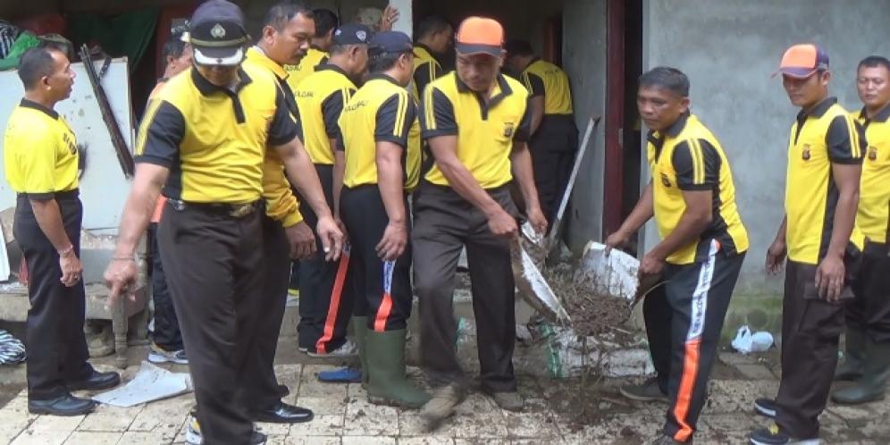 Polres Jembrana dan Polsek Mendoyo Membantu Korban Tanah Longsor