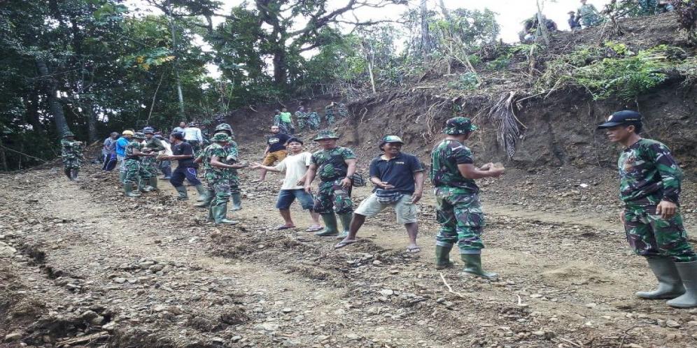 Satgas TMMD Ke 99 Gotong Royong Dengan Warga Desa Besan