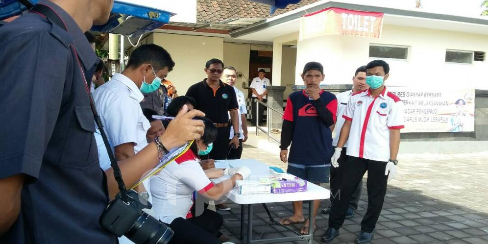 Sopir dan Penumpang Bus di Terminal Batubulan Ikut Tes Urin