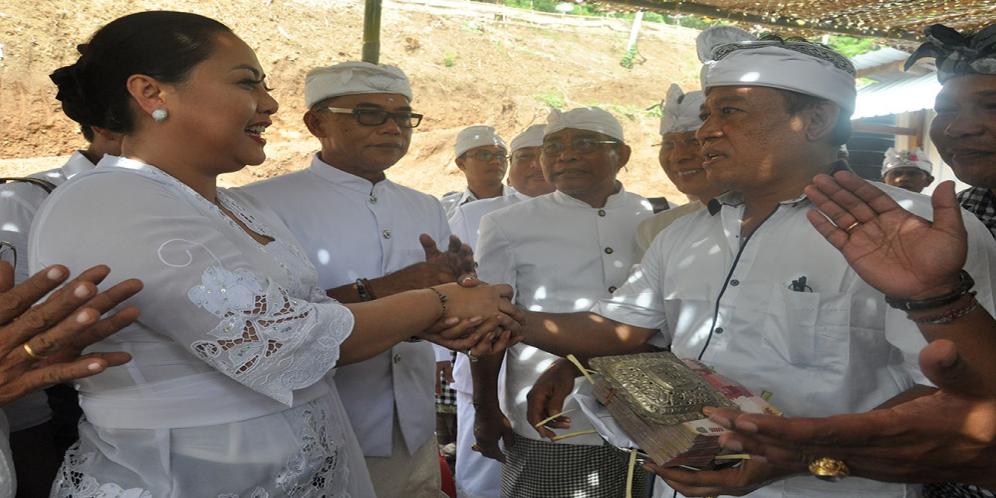 Sumbang Rp 100 Juta dan Bale Penyenengan – Dukung Pembangunan Pura Penataran Agung Catur Parahyangan Ratu Pasek Linggih Ida Mpu Ghana