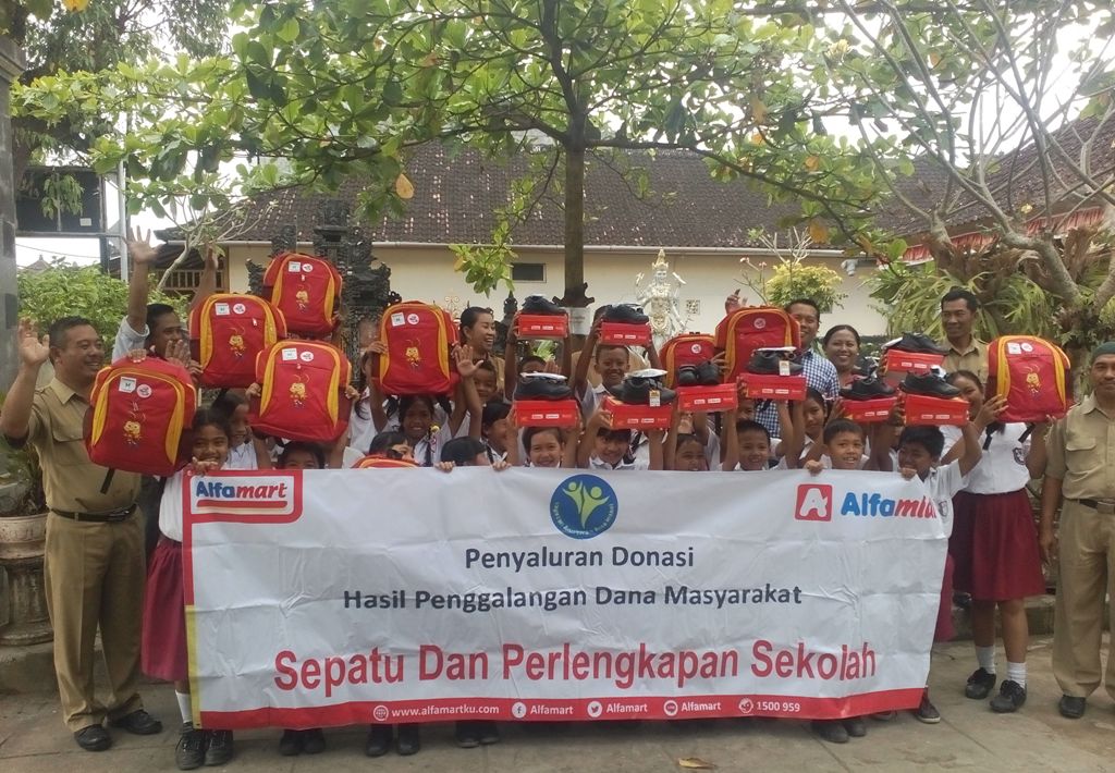 Sumber Alfaria Trijaya Bali Serahkan Perlengkapan Sekolah di SDN 1 Kawan