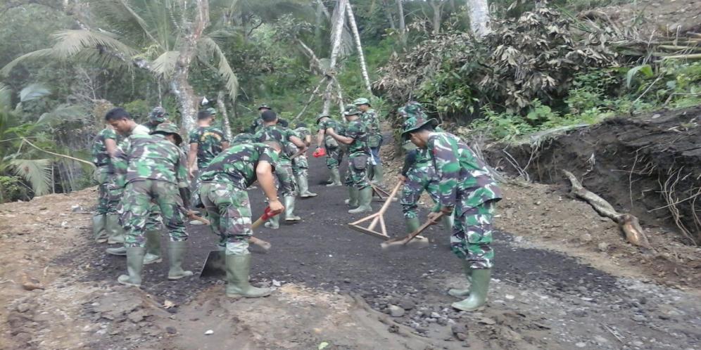 TMMD Lakukan Pengaspalan Jalan 1415 Meter Di Desa Besan