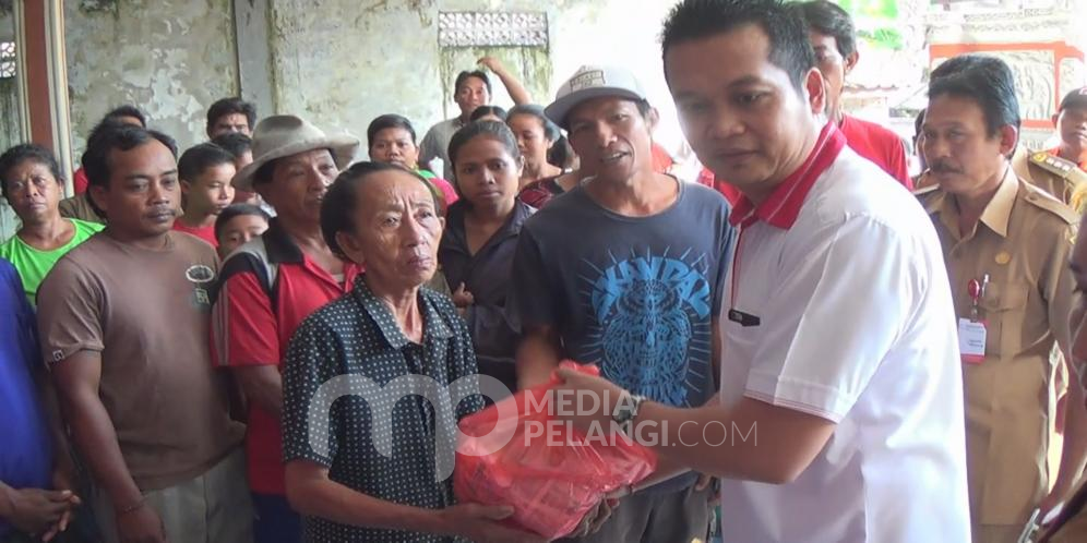 Wabup Kembang Hartawan Bantu Korban Banjir Samblong