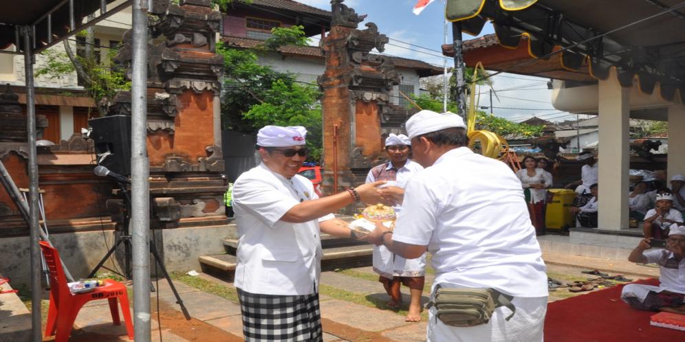 Wabup Sanjaya Hadiri Pemelaspasan di Banjar Tegal Baleran