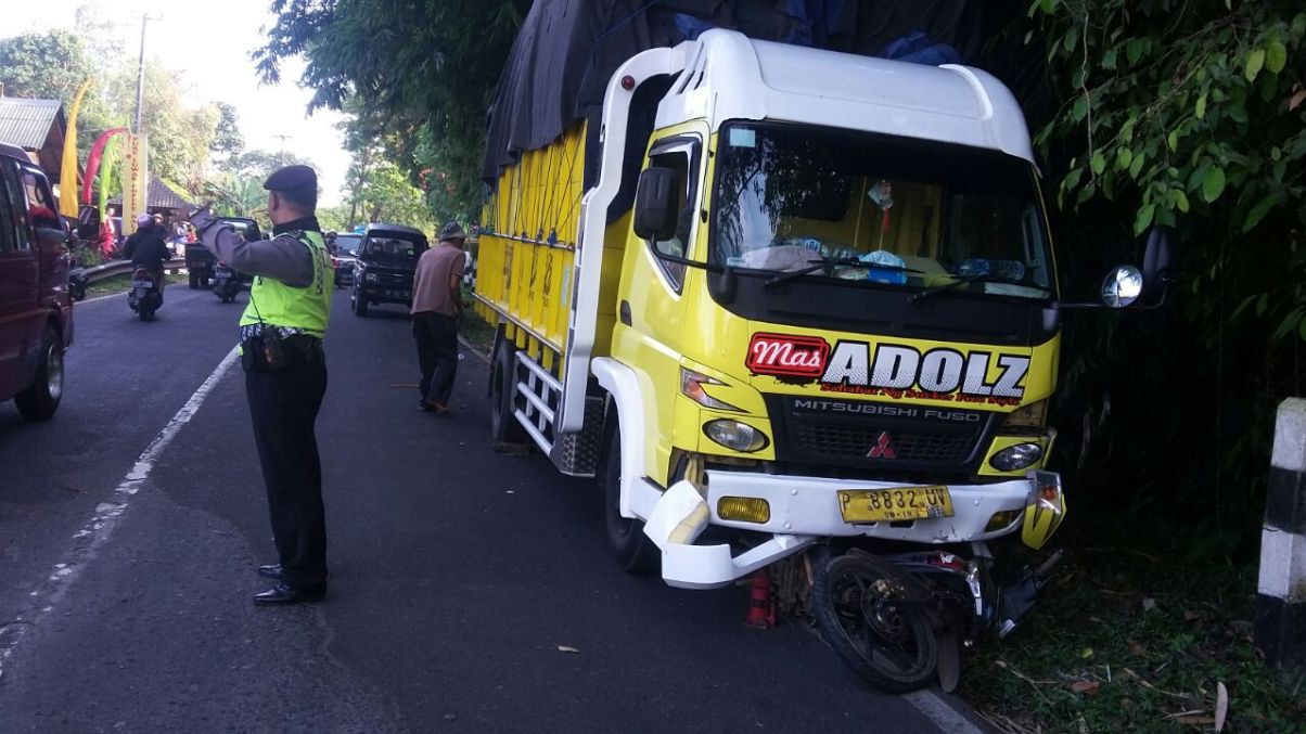 Brukk, Rem Blong Truk Tabrak Pemotor Hingga Tewas