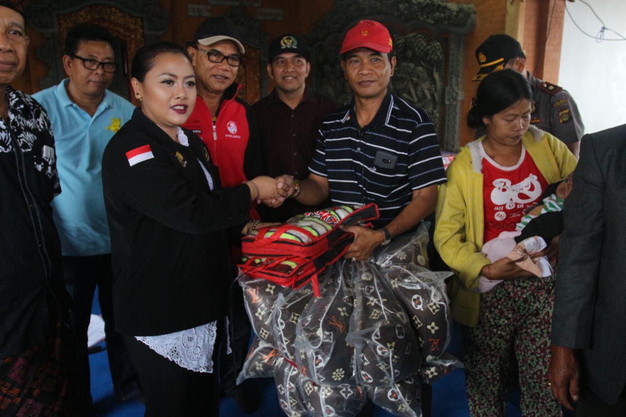 Bupati Eka Tinjau Pengungsi di Candikuning, Pastikan Penanganan dan Penyaluran Bantuan Terorganisir