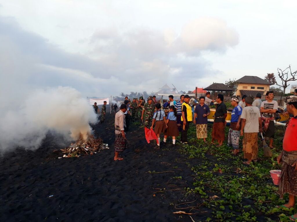 Dandim 1616/Gianyar Karya Bhakti Pembersihan Lingkungan Pesisir