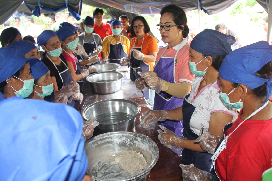 Pengungsi Gunung Agung di Marga dapatkan Pelatihan Memasak Bakso dan Nugget