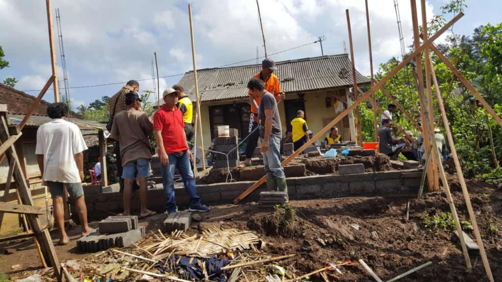 Forum Kelembagaan Kecamatan SelemadegTimur,Gotong Royong Bangun Rumah Warga Miskin