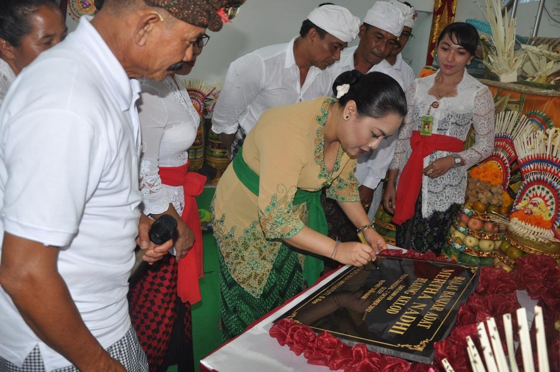 Disambut Meriah Ibu-Ibu PKK, Bupati Eka Kukuhkan Balai Banjar Adat Merta Nadi Biaung Kelod, Penebel