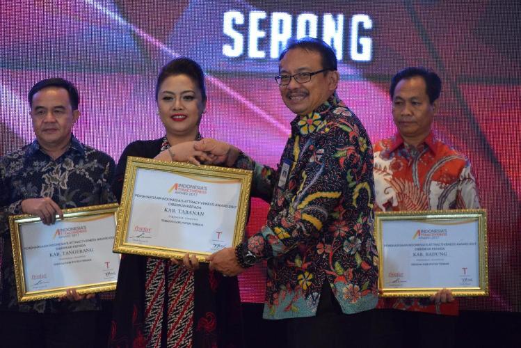 Bupati Tabanan Kembali Mendapat Penghargaan, Raih IAI Awards 2017