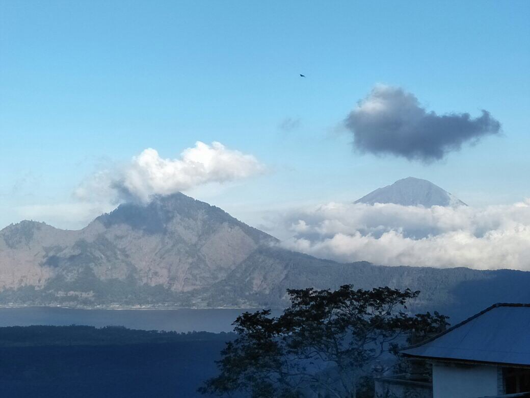 Akibat Aktifitas Magma Terus Gunung Agung Alami Deformasi