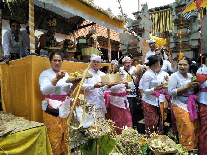 Sikapi Erupsi Gunung Agung, Di Gianyar Warga Lakukan Doa dan Ritual Mulai dari Pura Keluarga