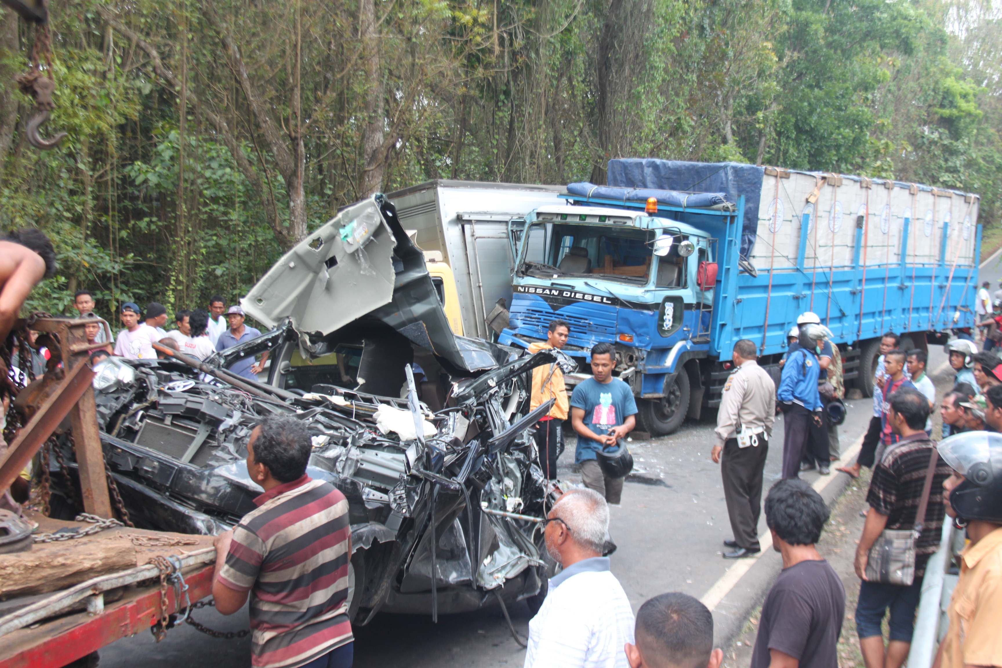 Rem Blong, Truk Tronton Hantam Empat Kendaraan di Jalur Tengkorak