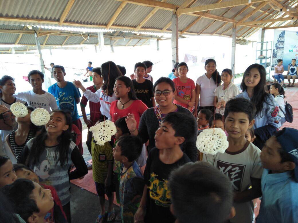 Hilangkan Rasa Jenuh Anak-Anak Pengungsian Gelar Lomba Makan Krupuk