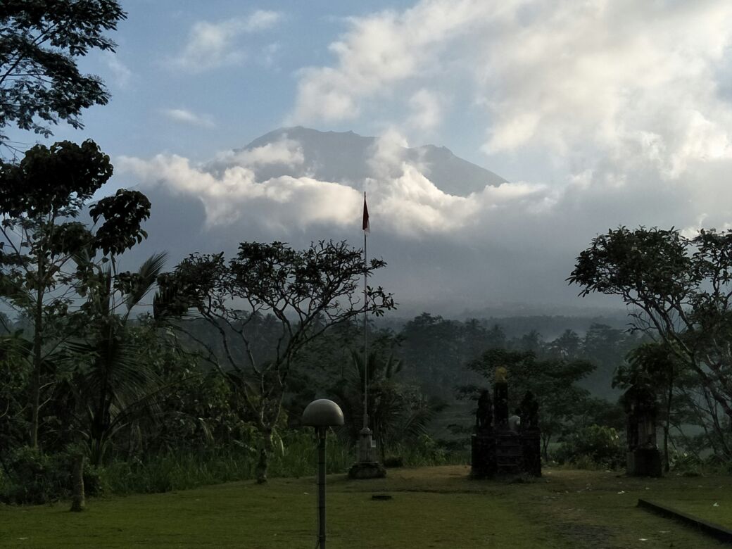 Aktifitas Meningkat, Gunung Agung Keluarkan Hembusan Asap Putih