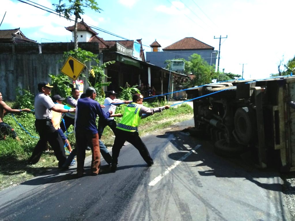 Hindari Motor, Truk Angkut Tanah Terguling