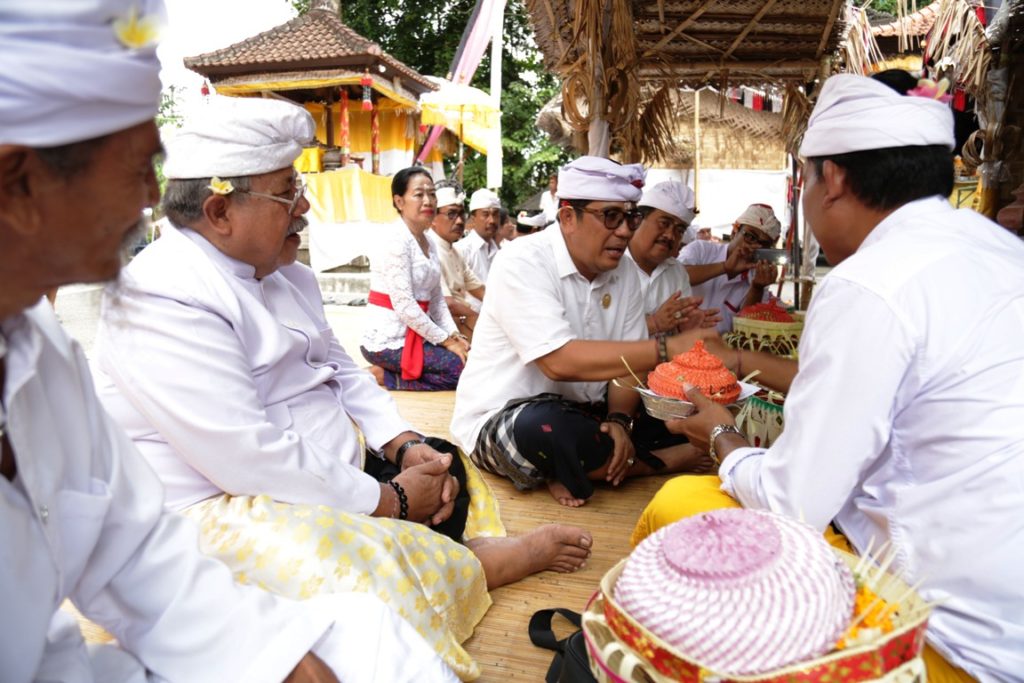 Wabup Sanjaya Hadiri Upacara Pengratep Ida Ratu Gede Pura Luhur Gonjeng