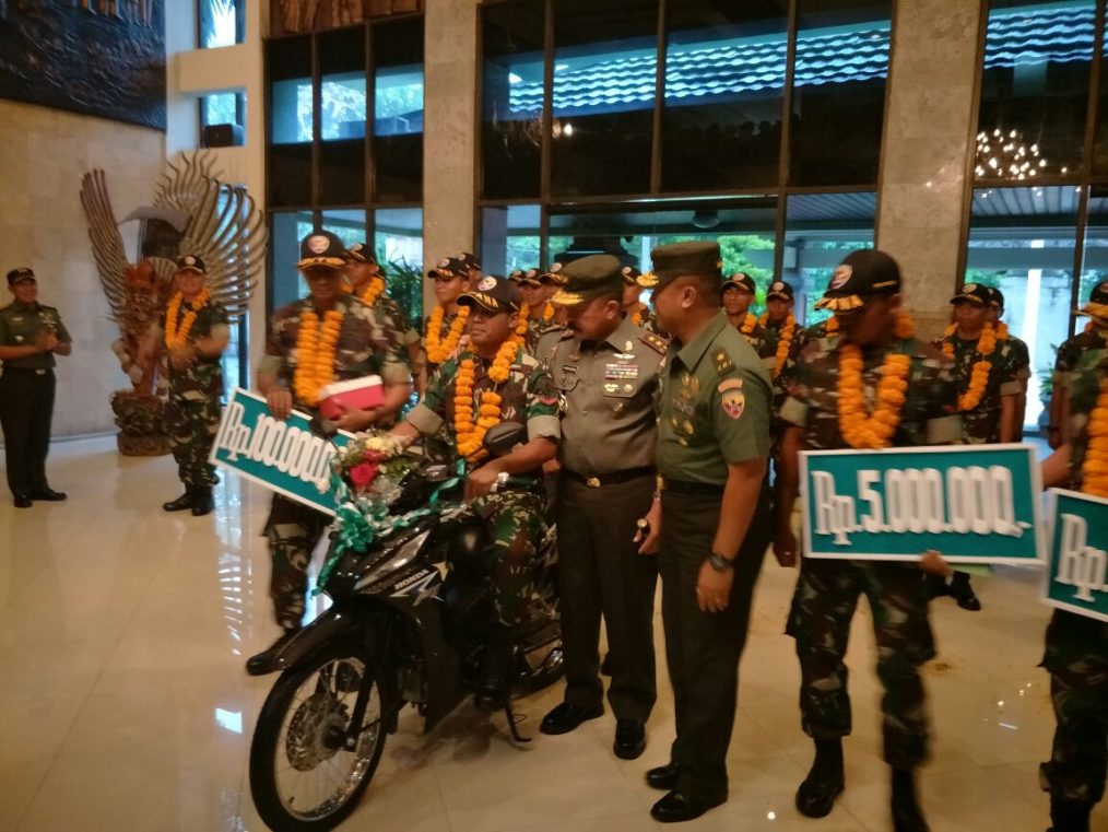 Pangdam IX/Udayana Serahkan Hadiah Kepada Personil Ton Tangkas Yon Zipur 18/YKR