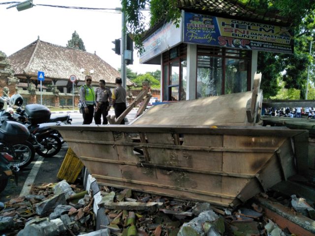 Angin Kencang Plang Tata Kota Pemkab Gianyar Ambruk