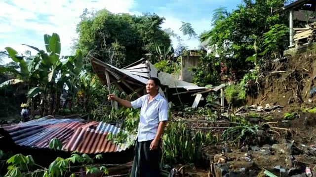 Senderan Jebol, Timpa Dua Rumah di Kenderan