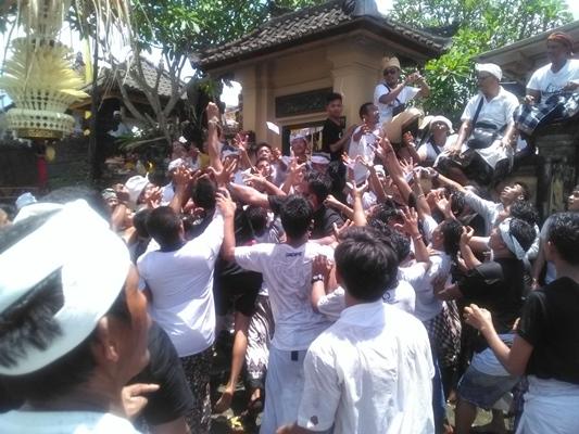 Mesuryak Tradisi Unik di Desa Bongan Gede