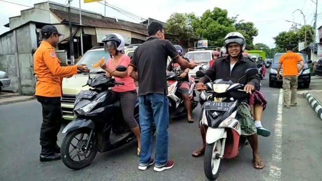 Abu Gunung Agung, BPBD Gianyar Bagikan Masker ke Pengendara