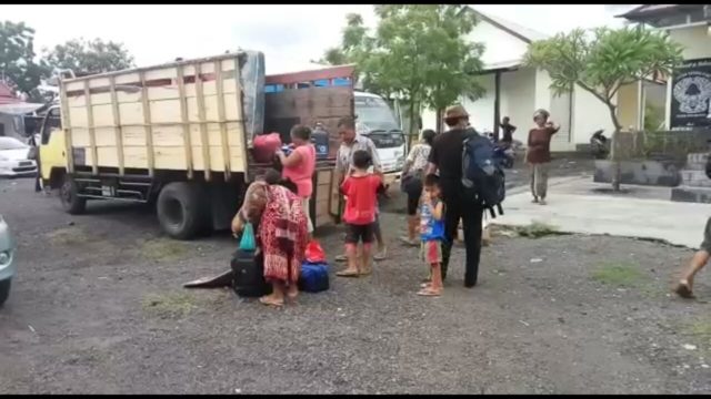 Gunung Agung Erupsi, Sejumlah Warga Memilih Kembali Ke Pengungsian