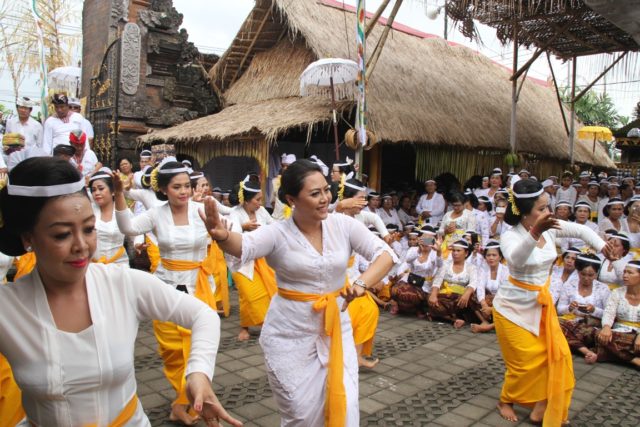 Bupati Eka “Ngayah Nari Rejang” di Pura Puseh lan Desa Banjar Anyar, Kediri