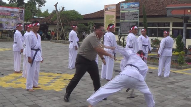 Cek Kesiapan Anggota,Kapolda Adu Gulat di Polres Jembrana