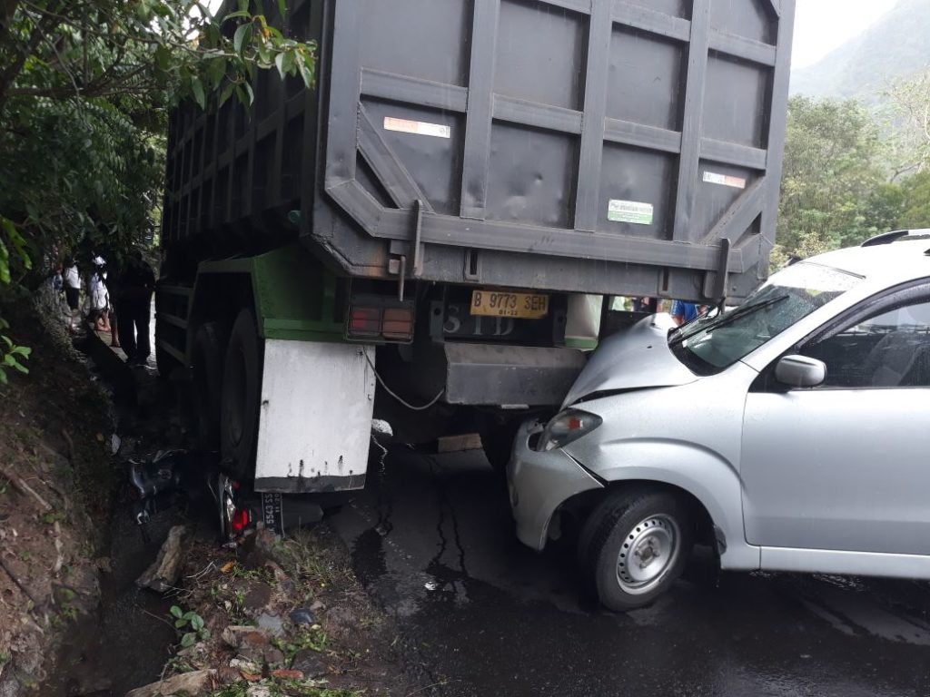 Akibat Rem Blong, Truk Mundur Tabrak Mobil Dan Motor