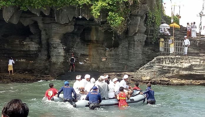 Pujawali Pura Luhur Tanah Lot, Pemedek Dibantu Menyebrang Lifeguard dan Pol Air