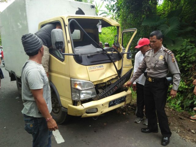 Naas Hindari Mobil, Truck Box Ini Malah Hantam Tiang Listrik