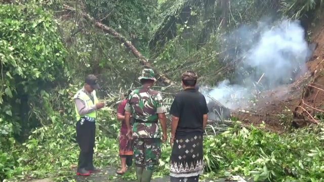 Tebing Longsor Tutup Akses Jalur Wisata Ubud-Tegallalang