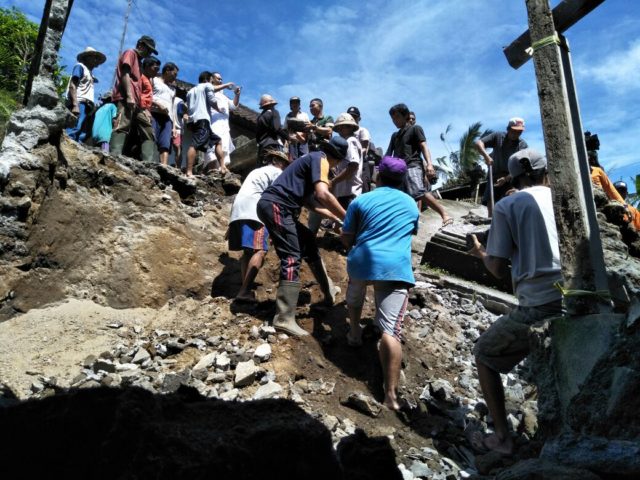 Bangunan Merajan Longsor, Timpa Kandang Babi