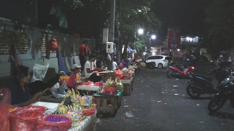 Jelang Pergantian Tahun, Pedagang Canang di Pasar Dauh Pala Tetap Buka