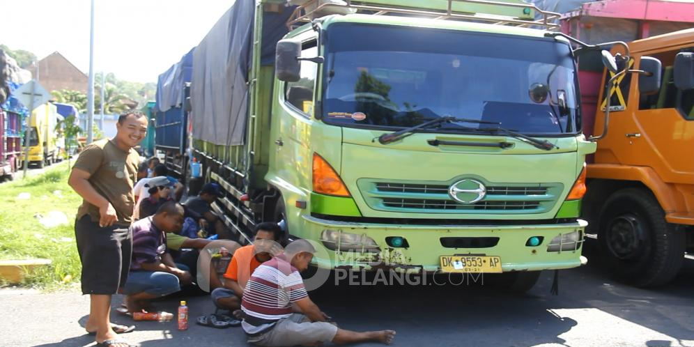 Cuaca Buruk Picu Antrean Truk Panjang di Pelabuhan Padangbai