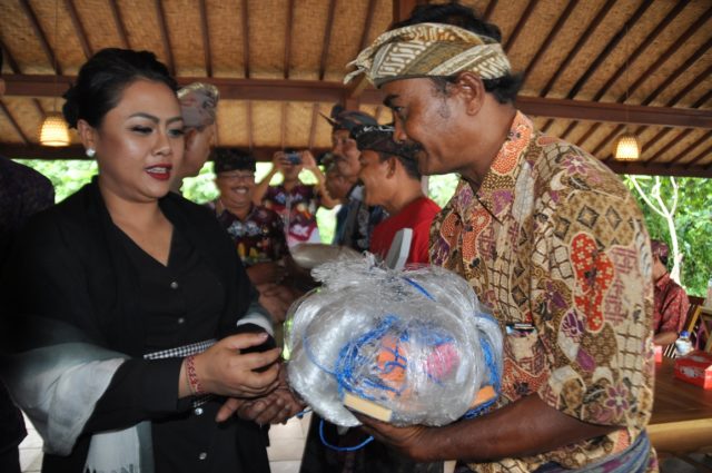 Bupati Eka Serahkan Bantuan Mobil dan Jukung Kepada Poklashar dan KUB Tabanan